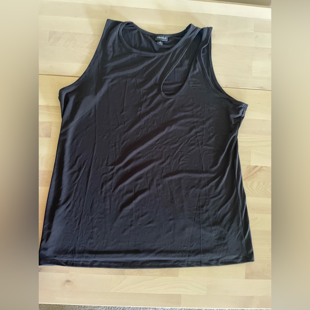Torrid - Women’s Cut Out Sleeveless Top Size 2 - NWOT